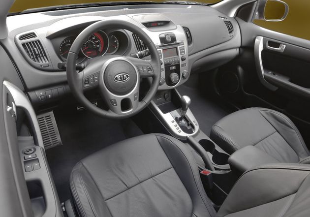 Лаконичный дизайн передней панели, созданный в калифорнийской студии Kia, где разрабатывался облик первого купе в истории марки, не самым лучшим образом сочетается с опциональной "цветомузыкой" - при желании водитель может включить красную подсветку встроенных в передние двери динамиков